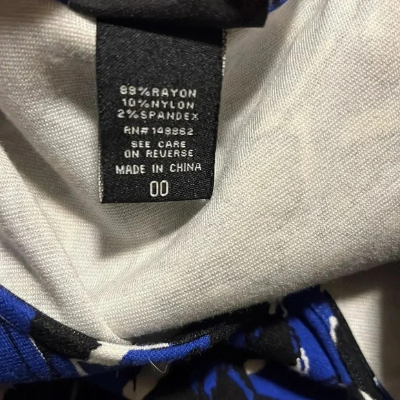 Torrid Blue/Black/White Floral V-Neck Top - Picture 5 of 6